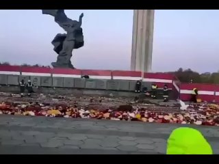 in riga, since early morning, with the help of a tractor, they have been harvesting flowers left yesterday by thousands of residents at the monument to the liberators.